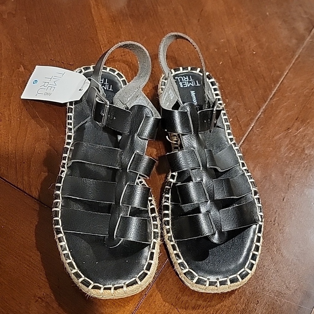 (J4) Big girls sandals size 6